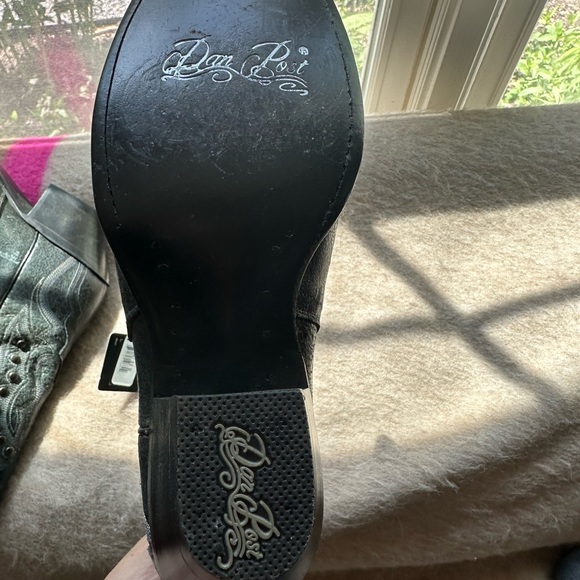 Dan post leather stud - Picture 3 of 8